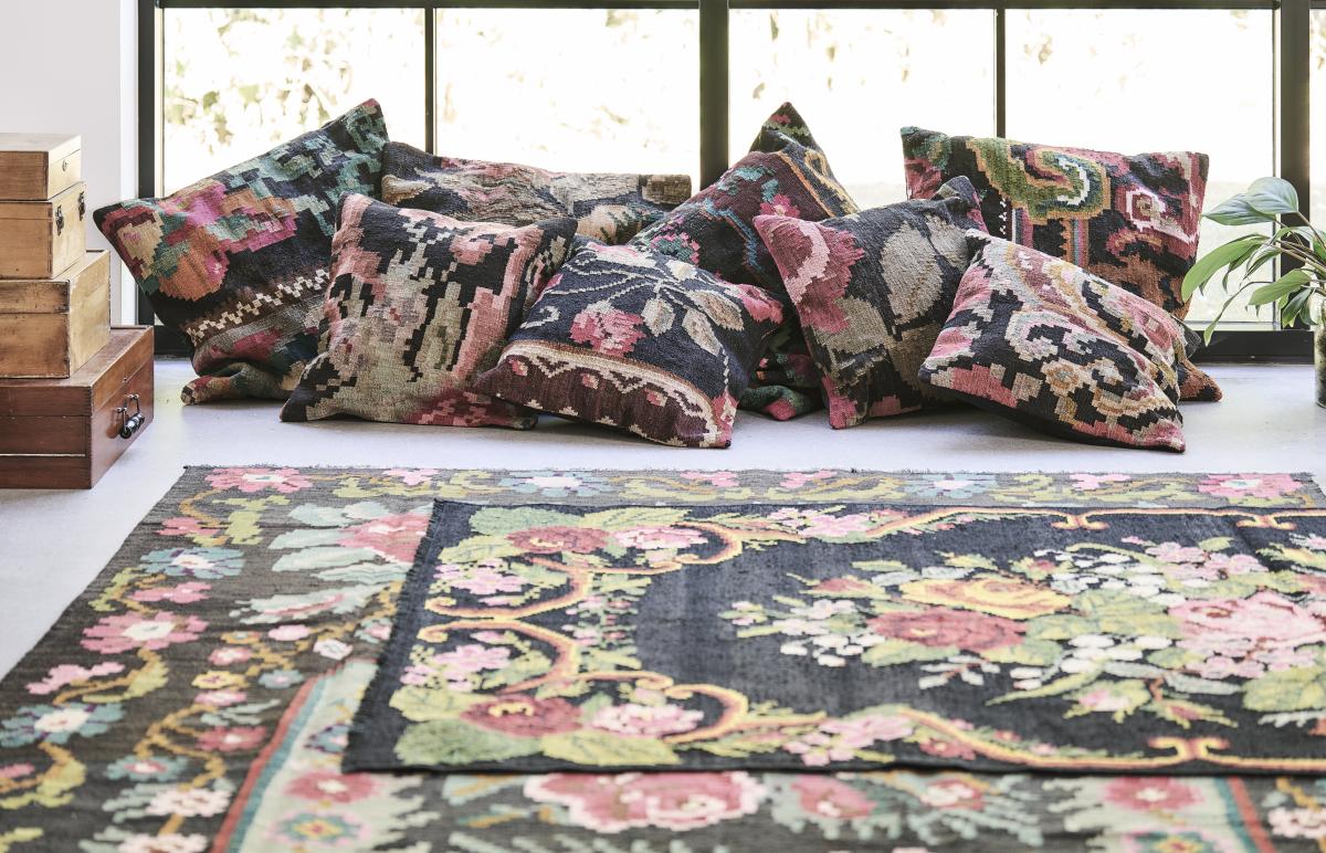 Kelim Almofada combinada com tapete Kelim floral – decoração de interiores elegante