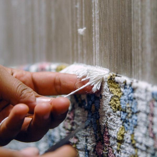 Nouage de tapis à la main – Gros plan sur le processus de fabrication d'un tapis persan de haute qua