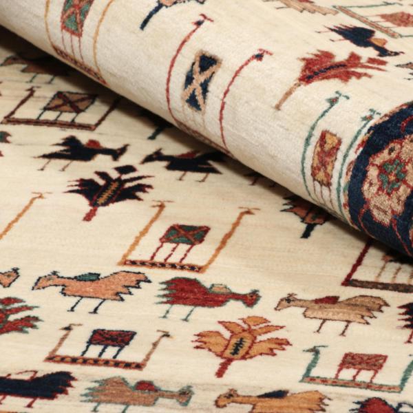 Alfombra Gabbeh Kashkuli persa enrollada con motivos de animales.