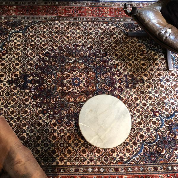 Alfombra persa tradicional con patrón de medallón