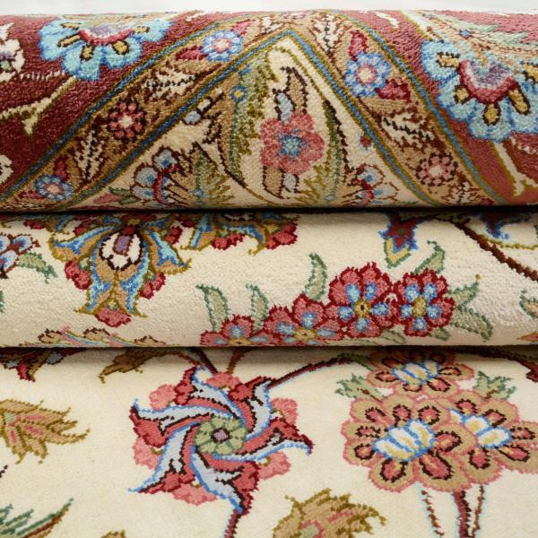 Alfombra de seda Ghom exclusiva con un delicado tejido y un diseño artístico.