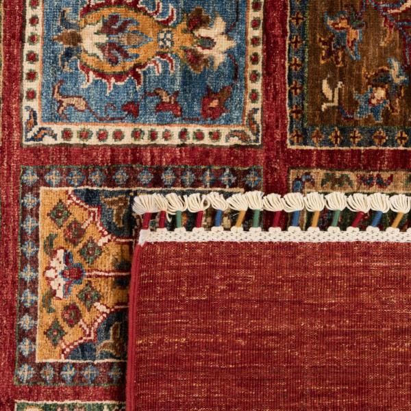 Närbild av en vikta handknutna orientaliska matta med traditionella mönster