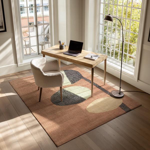 Alfombra de forma Nordlyn de textura moderna con formas geométricas en beige, negro y marrón.