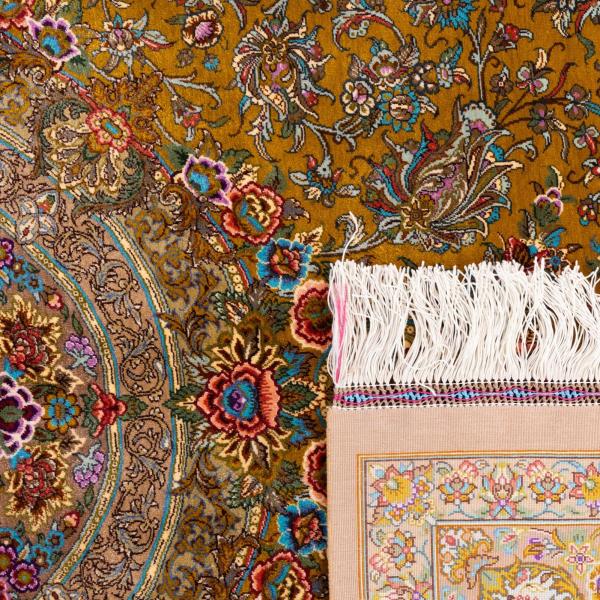 Verso de um tapete persa feito à mão com nós visíveis e franjas.