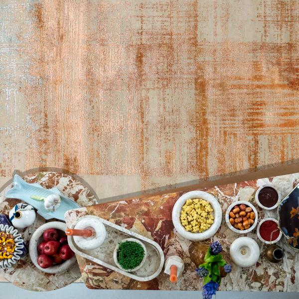 Ναουρούζ διακόσμηση τραπεζιού μπροστά σε τοίχο με μοτίβο από κιλίμι