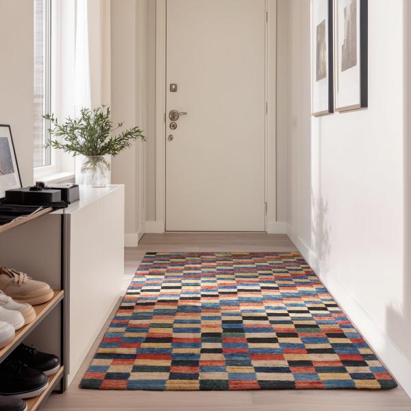 Handknuten Gabbeh-matta i ull med färgstarkt mönster i hallen