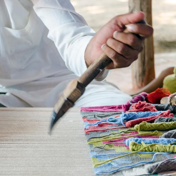 Håndlaget teppeproduksjon med tradisjonelle verktøy