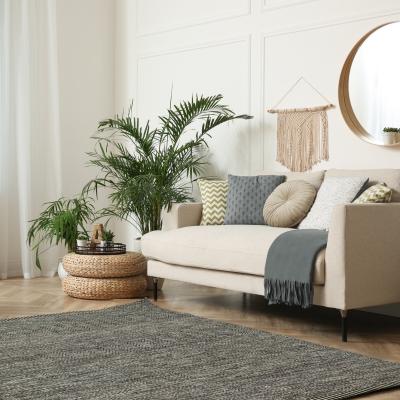 Dormitorio con alfombra tejida a mano en tonos tierra