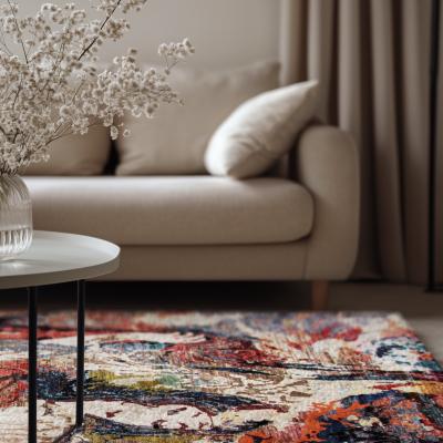 Sala de estar con alfombra Arijana/Mamluk hecha a mano con elementos florales.