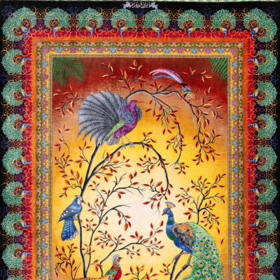 Tapete persa de seda de Ghom com motivo de pavão e ornamentos ricamente detalhados.