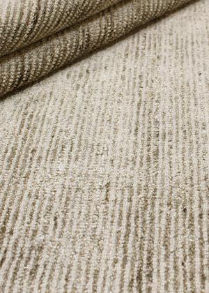 Moderna alfombra con patrón de rayas finas en gris beige.