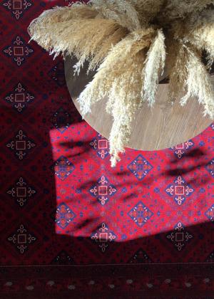 Felső nézet egy piros afganisztáni szőnyegről