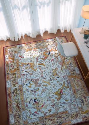 Tappeto Ghom con motivi di caccia e fiori e dettagli raffinati nella stanza.