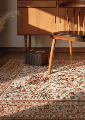 Tappeto di Isfahan con dettagliati motivi floreali in un elegante soggiorno.