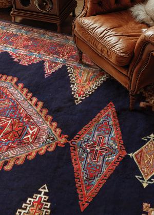 Kaukasisk matta med geometriska mönster i vardagsrummet