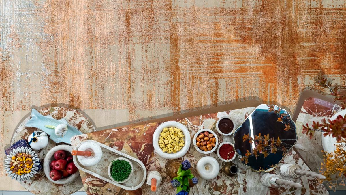 Tapete persa ao lado de Haft-Sin na Celebração de Nowruz